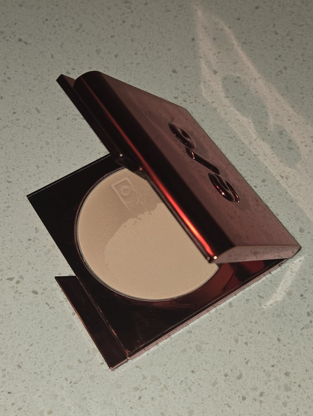 One/Size Pressed Powder Foundation TURN UP THE BASE LIGHT 1 (R) PATRICK STARRR